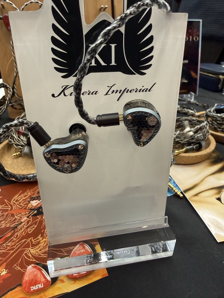 kqueen20bmay's tweet photo. 本日の目的その2
kinera imperial Friggを視聴。
2DD4ESTの構成でスイッチの操作で低音の量を調節可能。
解像度もあり滑らかな音質がかなり好みです。
発売時期は未定で1000ドルクラスの価格になるとのこと。
こちらも待ち遠しい…
#kineraimperial
#Frigg https://t.co/Yx9bxXuJB4