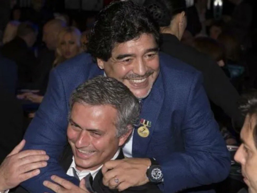 MOURINHO: "Maradona y Diego. El mundo conoce a Maradona. El mundo nunca olvida. Me aseguré de que mi hijo supiera mucho sobre él, a pesar de que nació después de que Diego Maradona dejara de jugar. Y sé que mi hijo se asegurará de que cuando se convierta en padre, no deje que sus