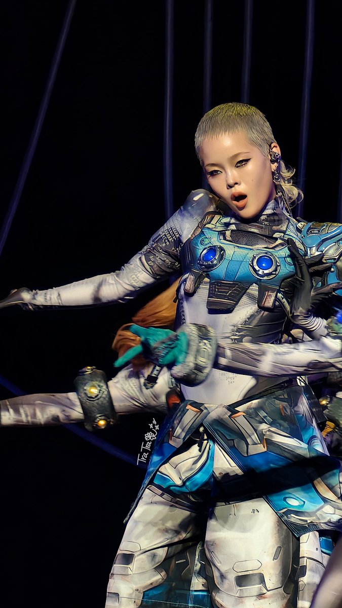 alphaztratra's tweet image. COCONAが着用しているWindowsenのカスタム衣装、背面のディテールまで凄まじいこだわり…！✨😳‼️‼️

#COCONA
#WINDOWSEN
#XG_2nd_WorldTour 
#XG_THECORE_核