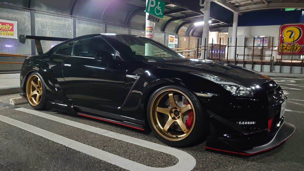Move_Racing's tweet photo. R35乗らないし売ろうかなと思ってますが誰か欲しい人いませんかね？

買ってからサーキット3周走っただけ。購入時はENDLESSさんでエンジン作って1万キロ以下だったかと。ミッションも社外です。

クルージングで全ての自己ベストを塗り替える化け物です。900馬力仕様

興味ある方DMください。

以下仕様

年式　平成21年式(MY09)モデル
車名　NISSAN R35GT-R
グレード　プレミアムED
色　ブラック
走行　50081KM
修復　有(リア)
車検 無し
整備手帳・記録簿・保証書・取説・メインキー完備

標準及びOP装備
HDDナビゲーション・地デジフルセグ・ビルトインETC・BOSEサウンド
サッチャムセキュリティー・

エンジン関係　　
新品シリンダーブロック&ヘッドにて新規製作1万KM未満
HKS STEP2　鍛造ピストンKIT
HKS H断面コンロッド
HKS IN260°EX266°カムシャフト
HKS 強化バルブスプリング
TRUST　サージタンク
TOPSECRET　OILキャッチタンク
HKS　OILフィラーキャップ

タービン関係
HKS　GT900フルタービンKIT
・HKSエキゾーストマニーホールド
・HKS GT2ウエストゲート
・HKS フロントパイプ

燃料関係
SARD　295L/hフューエルポンプ×2
RH9　1300㏄インジェクター
TRUST　フューエルデリバリーパイプ
SARD　フューエルレギュレター

吸排気関係
TRUST　サージタンク用インタークーラーパイピングKIT
TRUST　インテークサクションKIT
TRUST　FV2ブローオフバルブ
TRUST　サーキットスペックセンターパイプ
RH9　フルチタンマフラー

冷却関係
TRUST　TYPE29F　インタークーラー
TRUST　インタークーラーパイピング
TRUST　DCTオイルクーラー
TOPSECRET　アルミリザーバータンク
シリコンラジエターホース

駆動及び足回り関係
NEKOコーポレーション　GR6強化ギアSET
Dodson　クラッチKIT
TRUST　強化DCTオイルパン
ATS　フロントカーボンLSD
ATS　リアカーボンLSD
SPIRIT　車高調KIT
NEKOコーポレーション　Frアッパーアーム
ENDLESS　リアトーコントロールアーム

ブレーキ関係
D2RACING　Fr　MONO 8POTキャリパー
D2RACING　Fr　400Φブレーキローター
D2RACING　Rr　MONO 6POTキャリパー
D2RACING　Rr　380Φブレーキローター
D2RACING　ステンメッシュブレーキライン
TOPSECRET　カーボンブレーキエアガイド

コントローラー&ECU&計器
HKS EVC6iRブーストコントローラー
ENDLESS　現車セッティング
Defi　ブーストメーター

外装関係
中期用　稲妻LEDヘッドライト
中期用　LEDテールライト
中期用フロントバンパー
TOPSECRET　フロントバンパーダクト
Amuse　フロントディフューザー
Kansaiサービス　カーボンカナード
Kansaiサービス　フロントワイドフェンダー
TOPSECRET　カーボンボンネット
TOPSECRET　サイドスカートSET
VARIS　KAMIKAZE　リアワイドフェンダー
中期用　リアアンダーバンパー
中期用　リアバックFOG
Kansaiサービス　リアディフューザーフィン
Kansaiサービス　リアバンパーダクト
JUN AUTOメカニック　カーボンリアディフューザー(サイド)
WING TAKEO　リアドライカーボンGTウイング
MCR　リアLEDサイドマーカー
RSW　カーボンミラーアンダーパネル

タイヤ&ホイール
TOYO PROXES R888R
YOKOHAMA ADVAN GT　12J×20+20

内装関係
MCR　パドルシステム
ラフィックス　ショートボス&クイックリリースKIT
NARDI　ステアリング
BRIDE　STRADIAⅡ　左右シート
RSW　カーボンモニターパネル
RSW　カーボンACコントロールパネル
RSW　カーボンシフトパネル(インナー)
RSW　カーボンシフトパネル(アウター)
RSW　カーボンミラーコントロールパネル
RSW　カーボンベンチレーターパネル
RSW　カーボンウィンドウスイッチパネル
RSW　カーボンドアミラーインナーパネル
RSW　カーボンVDCパネル4点KIT
RSW　カーボンCDインサートパネル
ASSURA　GPSレーダー
KARO　マット