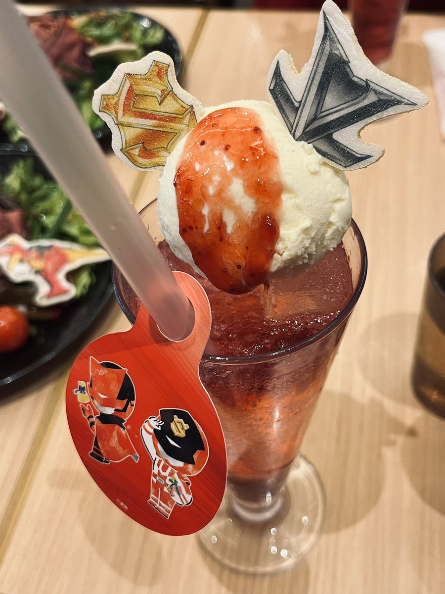4231letsgo's tweet photo. スーパー戦隊コラボのスイパラ行ってきました！

ミニレッドたちが店内を歩き回ってるみたいで最高🥰食べた全メニューおいしい楽しい幸せ空間…ファミリーも大きなお友だちも大勢いらっしゃって私はもう…✨😭

是非あなたのお気に入りレッドと一緒にご来店ください！！メッセージカード書いてね✌️ https://t.co/VpxqGshyBM