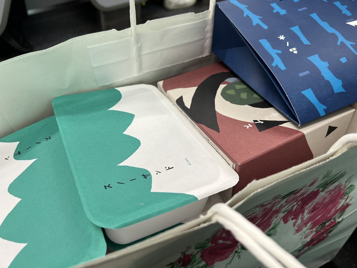 気持ちだけは北海道満喫中✈️
お土産たくさん買ったので急いでお家に帰る！名駅滞在時間1時間もないwww
雪まくらだけ買えなかったのが心残り😭