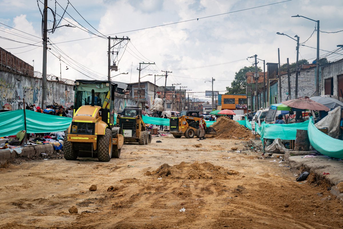 UMVbogota's tweet photo. 🚧 ¡El sector de #Corabastos se está transformando!
Desde la UMV trabajamos en el mantenimiento y mejoramiento vial en @Alcaldiakennedy para garantizar desplazamientos más ágiles hacia la principal central de abastecimiento del país.
✅ 2.500 m² de vía ya intervenidos. https://t.co/NjXclkdLXS