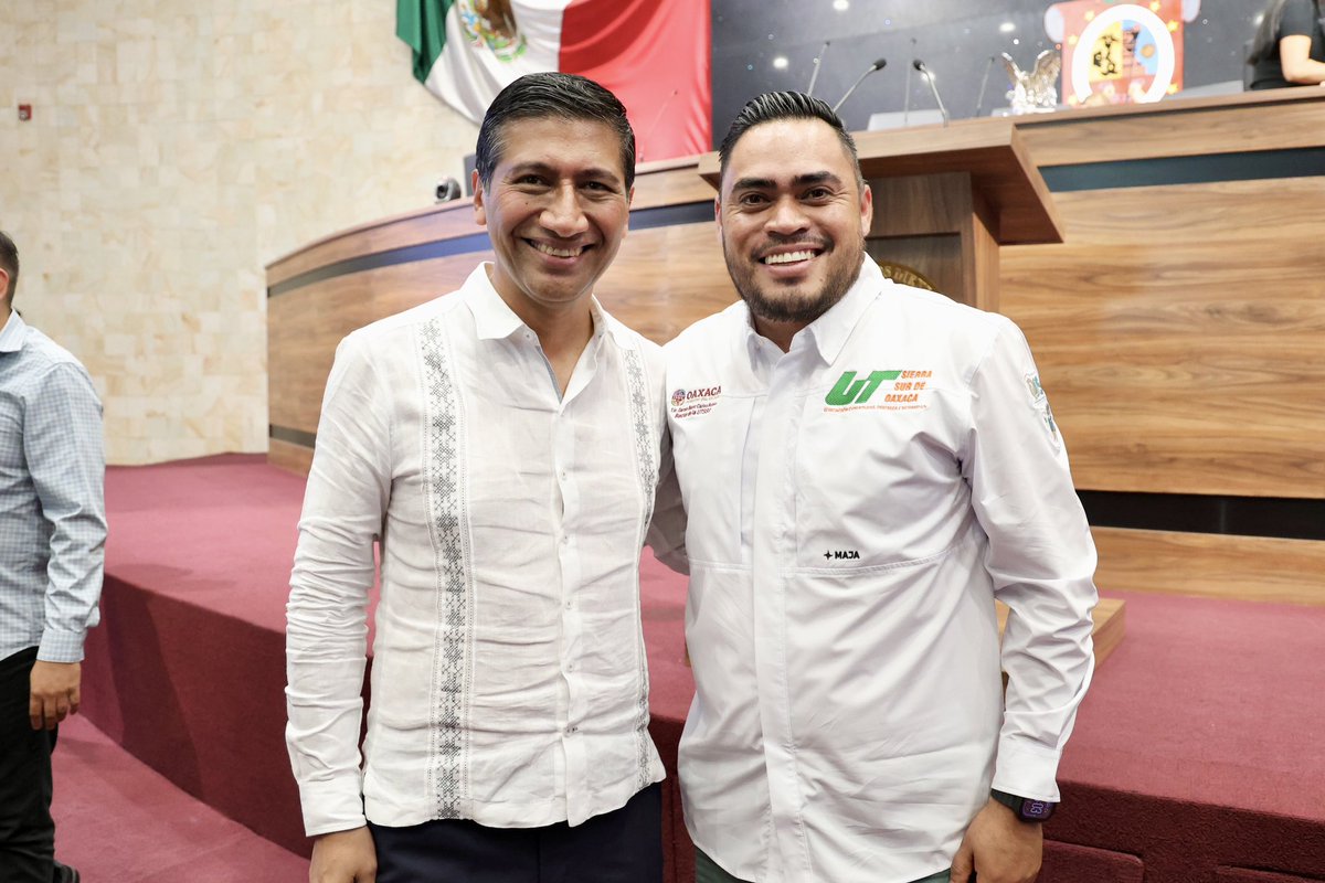 Alejandro_ALJ's tweet photo. (1/2) Agradezco a la maestra @blancaluzmtz, directora del @CECyTEOaxaca; al licenciado Gerson Baruc Carlos Robles, rector de la #UTSSO; al maestro Mario Cruz García, jefe del Departamento de Planeación de la Afrouniversidad Politécnica Intercultural. https://t.co/PtCf6lYLV2
