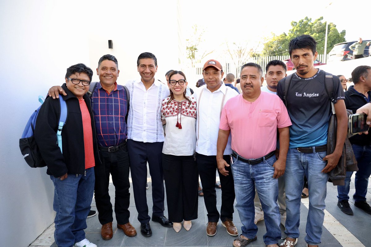Alejandro_ALJ's tweet photo. (1/2) Agradezco a la maestra @blancaluzmtz, directora del @CECyTEOaxaca; al licenciado Gerson Baruc Carlos Robles, rector de la #UTSSO; al maestro Mario Cruz García, jefe del Departamento de Planeación de la Afrouniversidad Politécnica Intercultural. https://t.co/PtCf6lYLV2