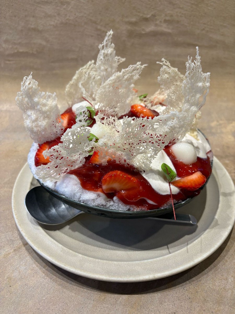 daizylapi's tweet image. 休日かき氷活動

先着の予約がまず取れない&amp;amp;営業時間的に行けるタイミングが難しく、半年以上予約に挑むのもやめていたのだけど、たまたま予約サイトを見たら空いていたので速攻で押さえて久しぶりに行ってきた。
あまおうペーストが濃厚、レモングラスとココナツミルクソースも爽やかでおいしい♡