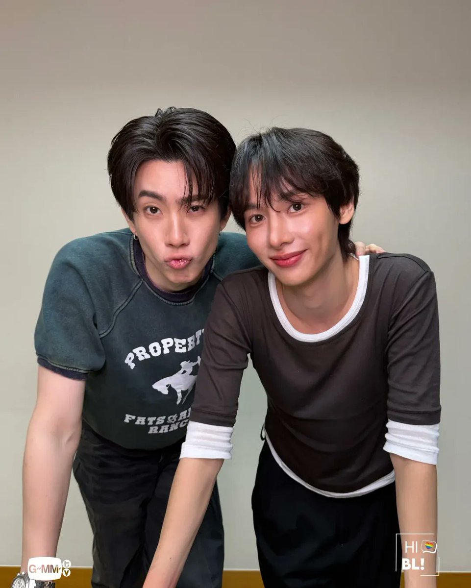 OGFORX's tweet photo. รูปน่ารักอะ เหมาะสม!
#OffGun #ออฟกัน
#HiBLxOffGun 

ตอนนี้กดดูสัมภาษณ์เต็มได้แล้วน้า
https://t.co/dwznLlo0az https://t.co/kbdqjIgJ0Z