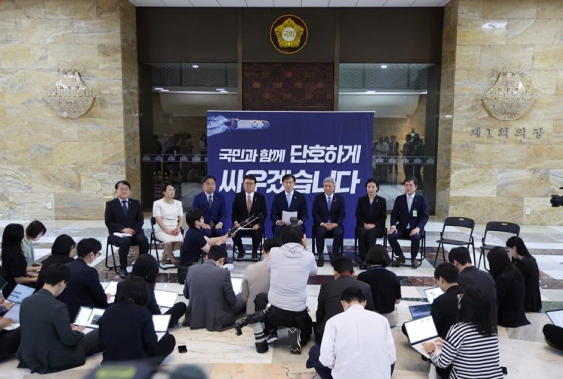 펌) 조국당이 치열하게 싸웠던 순간

당대표실 화장실앞에 줬다고 안들어가고 국회 로비에서 최고위회의함

이런 사람이 민주당에 와서 대통령이 된다고 생각해보니까 그냥 제 2의 윤석열이네요 나가는 길이 저쪽이세요