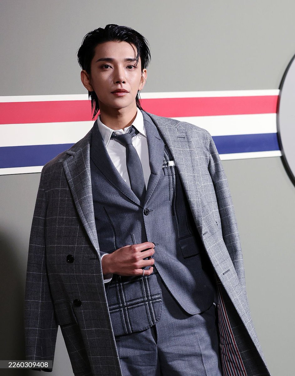 HAIR UP FOR JOSHUA AT THE GQ BOWL! H LOOKS SO MAJESTIC 

JOSHUA AT GQ BOWL 
#JoshuaXThomBrowne
#GQbowl
<a href="/pledis_17/">세븐틴(SEVENTEEN)</a> <a href="/ThomBrowne/">THOM BROWNE.</a> <a href="/GQMagazine/">GQ Magazine</a>