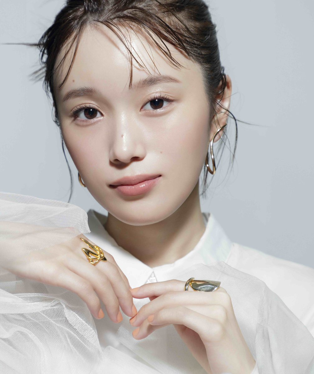 RikoIshinoStaff's tweet photo. 【モデル出演💄】
『美的』2026年3月号にて、「SUQQU」さんのタイアップページに、石野理子がモデル出演させていただきました📚💫
WEBサイトでも紹介いただいてますので是非チェックしてくださいね👀
https://t.co/arwMmQdKji
#美的 #SUQQU https://t.co/H7bVn3B70o