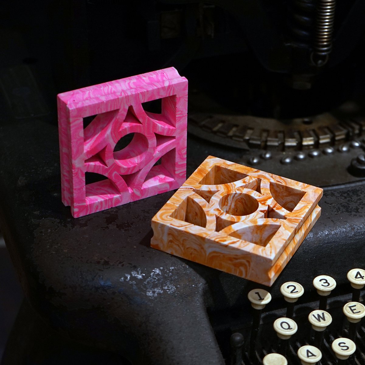 本日午後５時から読谷村のバンタカフェ by 星野リゾートで開催中の「イルミーバンタ　海辺の夜あかり」の「夜あかりマルシェ」に出店いたします。一年間作りためた花ブロックデザインのいろいろなモノ持っていきます。