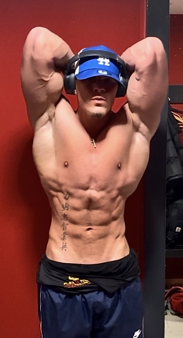 Pits wide open after the gym. I’m a god to you boy.😈💸