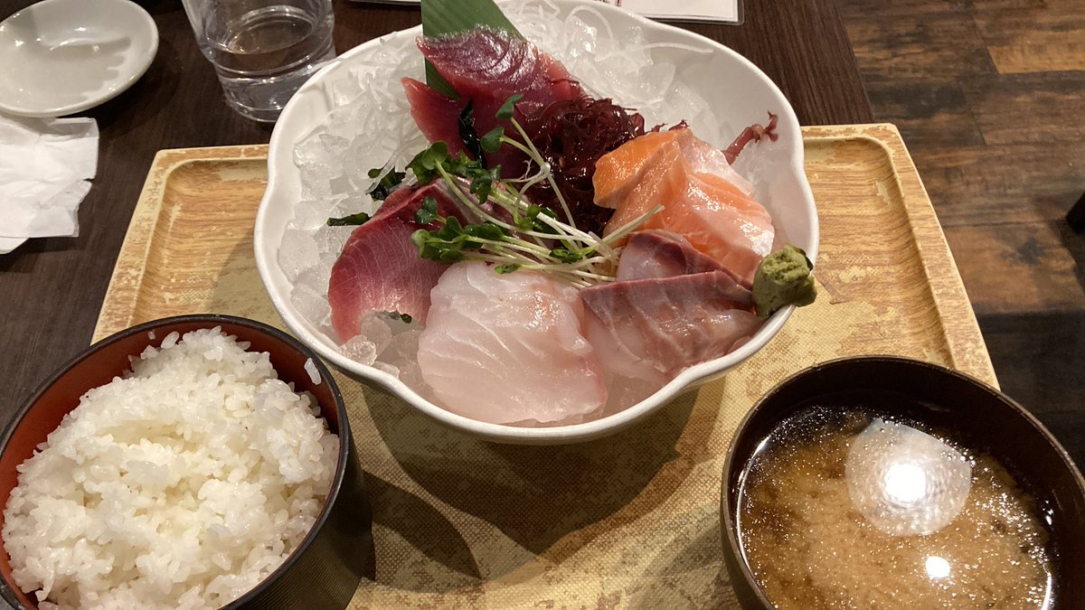meshinow's tweet photo. 日替わり刺身定食1350円なう https://t.co/gHz8QcuN6u