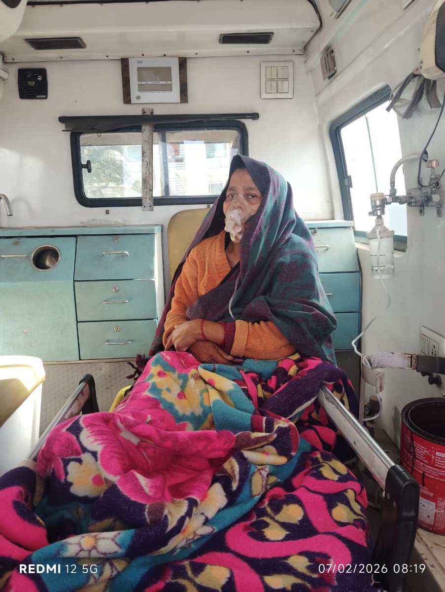 BhartiHaque's tweet photo. पदमा,हजारीबाग निवासी रेहाना खातून जो Heart Patient हैं इन्हें @ranchi_rims में Bed नहीं मिल पा रहा है। सुबह 5 बजे से Ambulance में ही Oxygen चढ़वा रही हैं और अब Oxygen भी शेष होने वाला है।
@HemantSorenJMM
@IrfanAnsariMLA @deepakbiruajmm  @thebrainyogi https://t.co/8RtUYpruC7