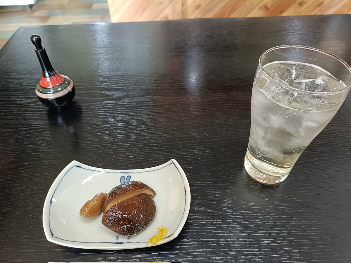 ymdhtt's tweet image. 蕎麦屋のレバーパテと突き出しの椎茸の甘露煮で飲呑み。レバーパテが美味すぎてハイボールが一瞬で空き、次は天ぷらを日本酒で。塩が合う。ﾈｺﾁｬﾝ小皿もかわいい！
肉の蕎麦で〆。美味かった〜
#さわじり #むつ市