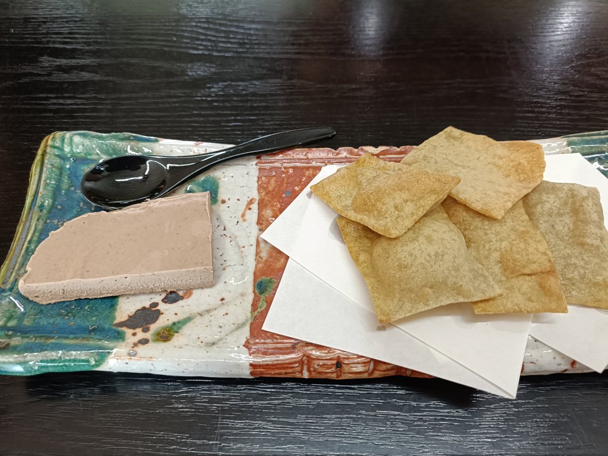 ymdhtt's tweet image. 蕎麦屋のレバーパテと突き出しの椎茸の甘露煮で飲呑み。レバーパテが美味すぎてハイボールが一瞬で空き、次は天ぷらを日本酒で。塩が合う。ﾈｺﾁｬﾝ小皿もかわいい！
肉の蕎麦で〆。美味かった〜
#さわじり #むつ市