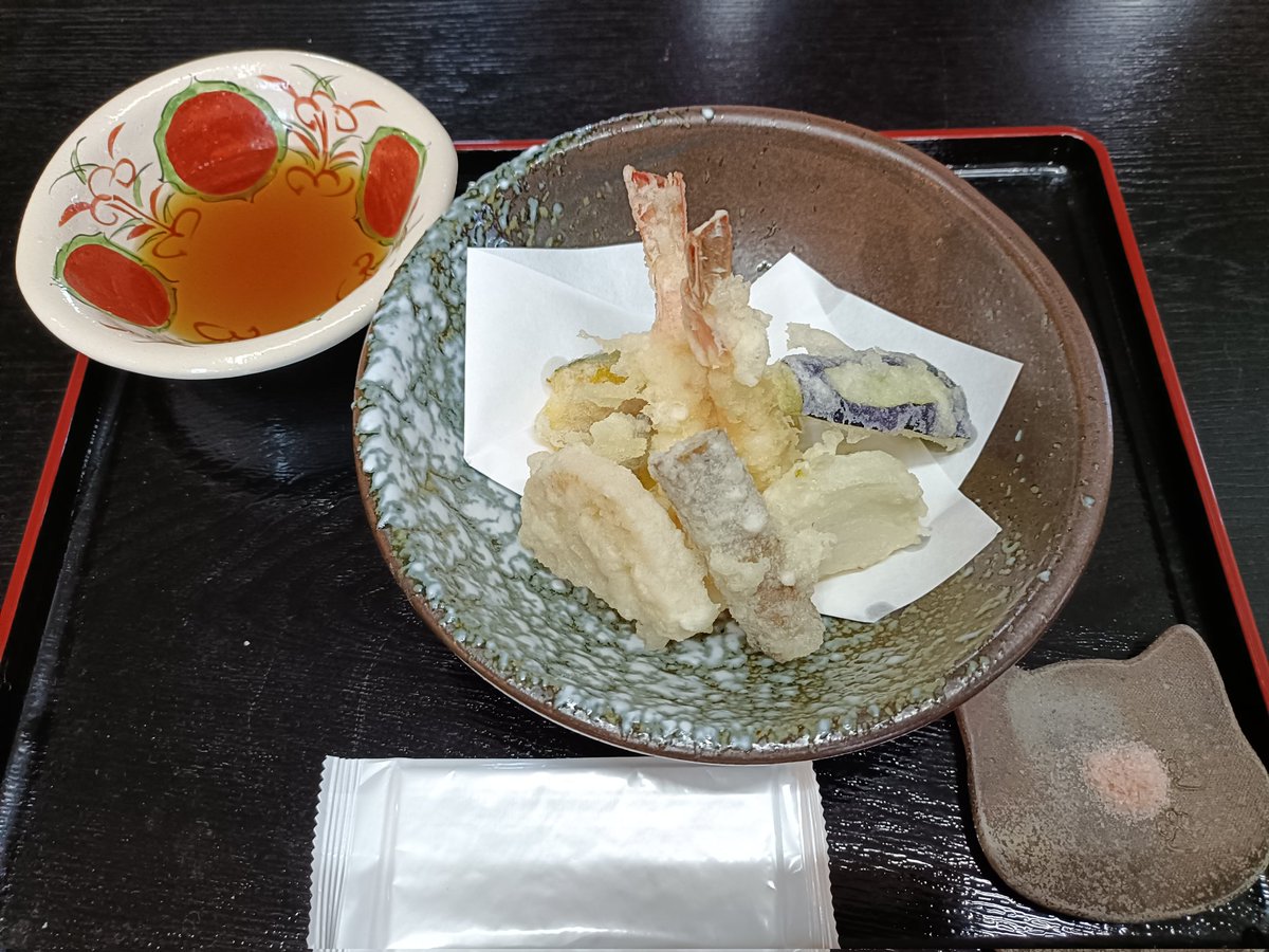 ymdhtt's tweet image. 蕎麦屋のレバーパテと突き出しの椎茸の甘露煮で飲呑み。レバーパテが美味すぎてハイボールが一瞬で空き、次は天ぷらを日本酒で。塩が合う。ﾈｺﾁｬﾝ小皿もかわいい！
肉の蕎麦で〆。美味かった〜
#さわじり #むつ市