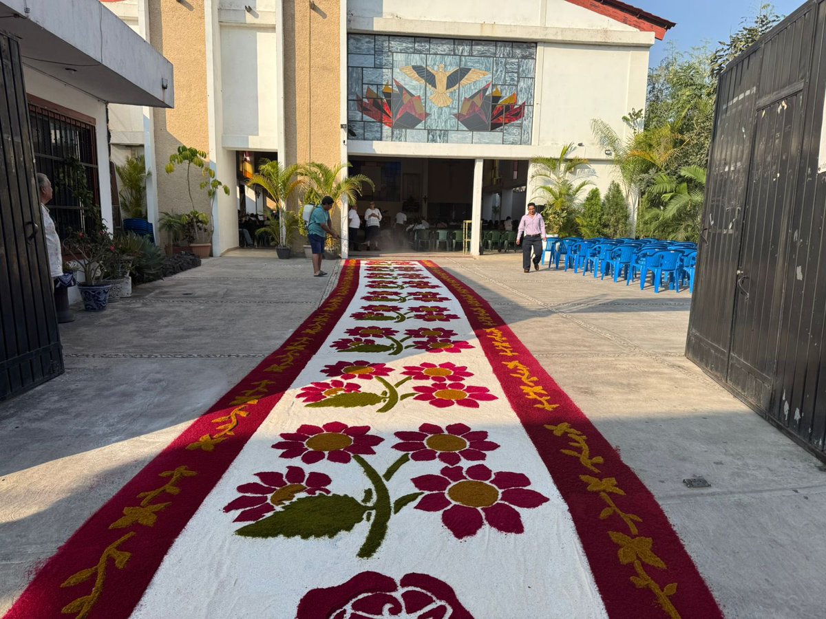 En COCOYOC hemos celebrado confirmaciones de catecúmenos en la parroquia del Cristo de la Expiración.
Los tapetes que han preparado son una verdadera obra de arte.
Felicidades y ánimo a toda la Comunidad!