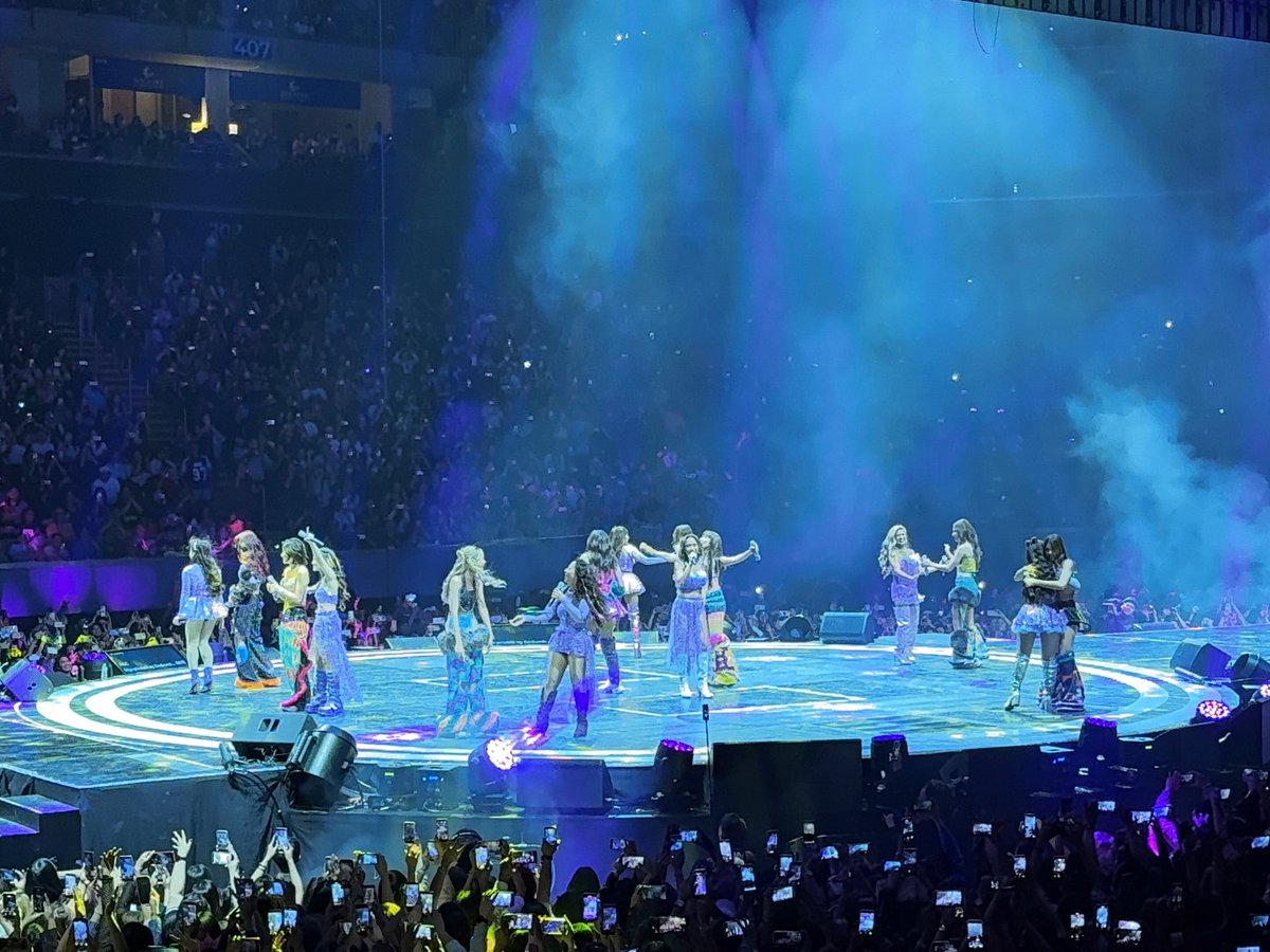 PhilstarNews's tweet image. OUR FAVE GIRL GROUPS! 💖

SexBomb Girls surprised fans when P-pop girl group BINI made a special appearance at their third reunion concert on Friday, February 6, at the Mall of Asia Arena.

BINI joined the SexBomb Girls to perform the latter's “Halukay Ube” as well as the…