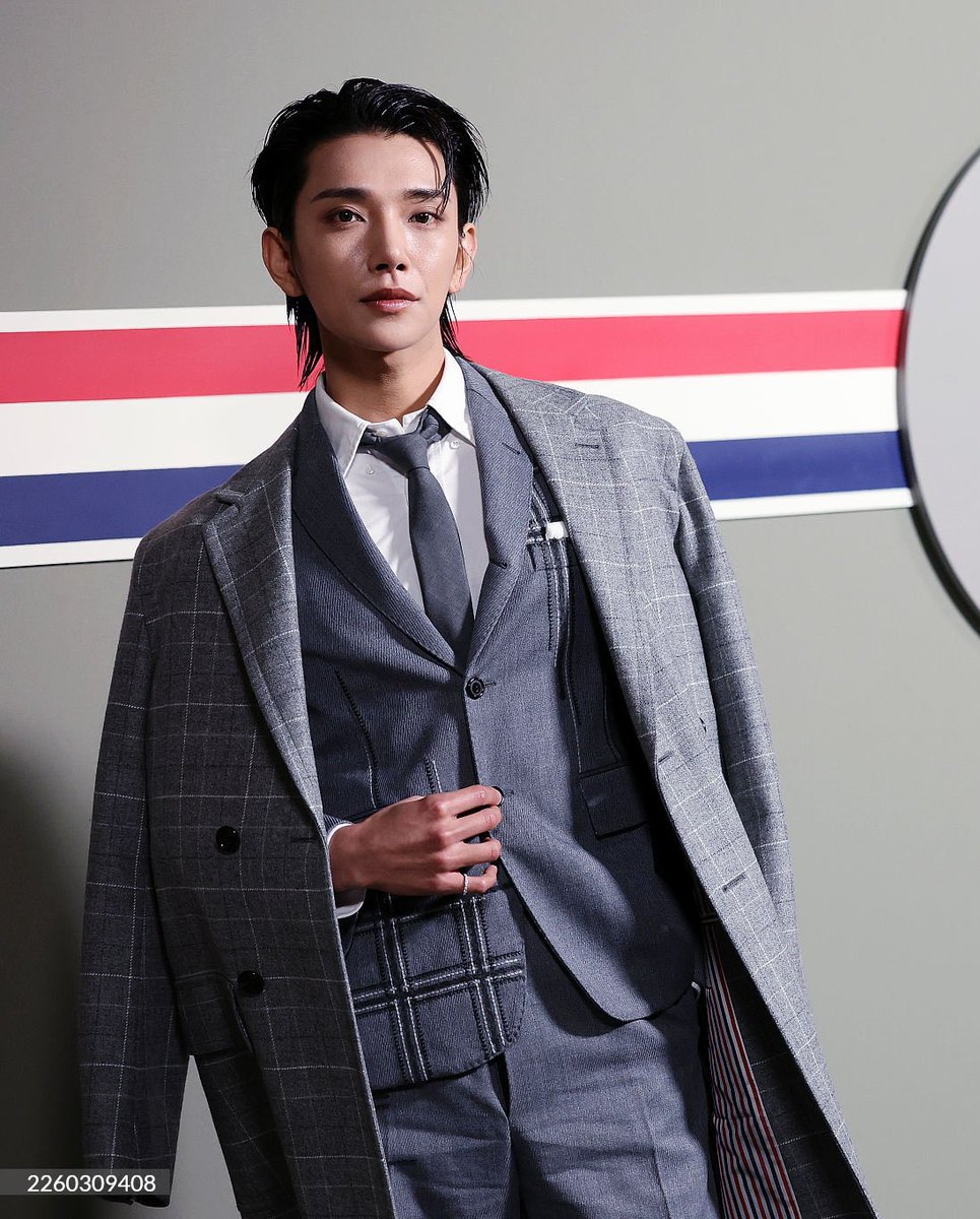 he looks AMAZING #조슈아 

JOSHUA AT GQ BOWL 
#JoshuaXThomBrowne #GQBowl
<a href="/pledis_17/">세븐틴(SEVENTEEN)</a> <a href="/ThomBrowne/">THOM BROWNE.</a> <a href="/GQMagazine/">GQ Magazine</a>