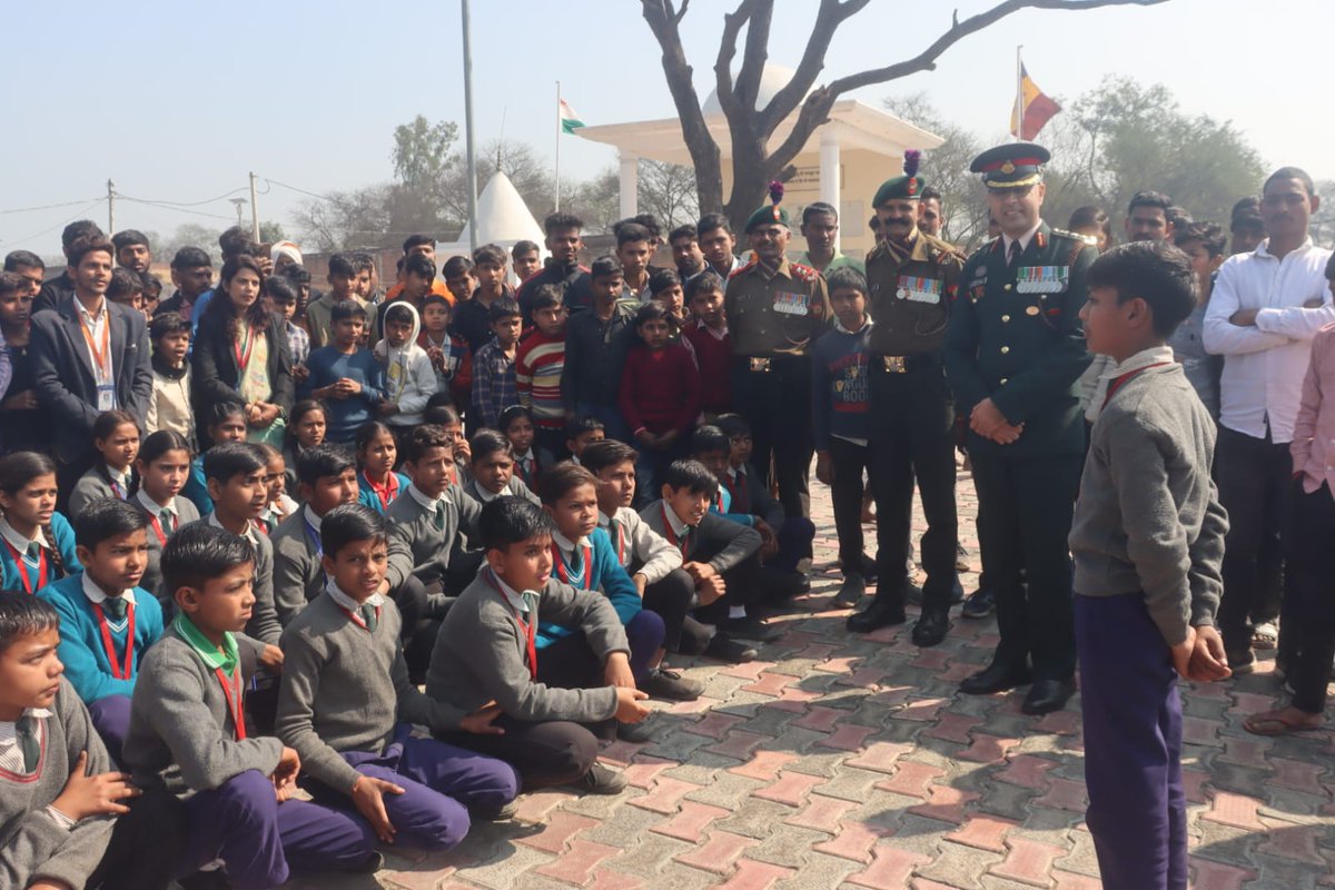 suryacommand's tweet image. "𝗔 𝗛𝗲𝗿𝗼 𝗥𝗲𝗺𝗲𝗺𝗯𝗲𝗿𝗲𝗱, 𝗔 𝗟𝗲𝗴𝗮𝗰𝘆 𝗖𝗼𝗻𝘁𝗶𝗻𝘂𝗲𝗱."

A solemn wreath-laying ceremony was conducted at the War Memorial in #Khajuri village, native place of Naik Jadunath Singh, #PVC, on his martyrdom anniversary.

The Rajput Regimental Centre paid tribute to