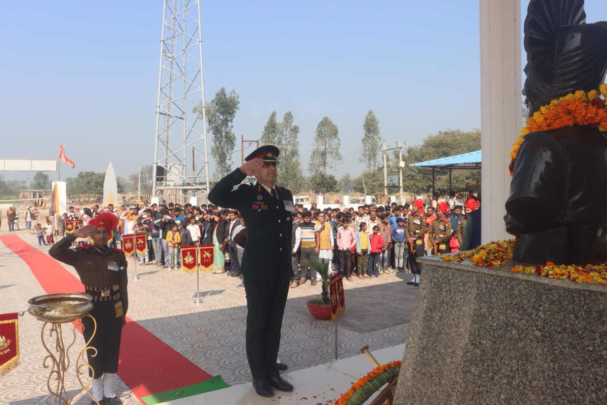 suryacommand's tweet image. "𝗔 𝗛𝗲𝗿𝗼 𝗥𝗲𝗺𝗲𝗺𝗯𝗲𝗿𝗲𝗱, 𝗔 𝗟𝗲𝗴𝗮𝗰𝘆 𝗖𝗼𝗻𝘁𝗶𝗻𝘂𝗲𝗱."

A solemn wreath-laying ceremony was conducted at the War Memorial in #Khajuri village, native place of Naik Jadunath Singh, #PVC, on his martyrdom anniversary.

The Rajput Regimental Centre paid tribute to