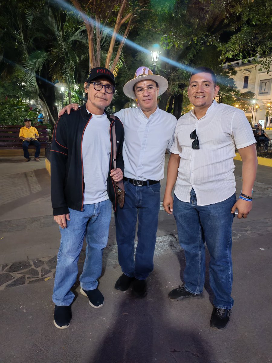 #Nicaragua 
En la Ciudad Universitaria se conmemora el 110 Aniversario del paso a la Inmortalidad del Principe de las letras castellanas. Ruben Darío. 
<a href="/FreddyJFranco/">Freddy Franco</a> <a href="/CarlosEmilioDH/">Carlos Emilio Lopez</a> 
#LeonRevolucion