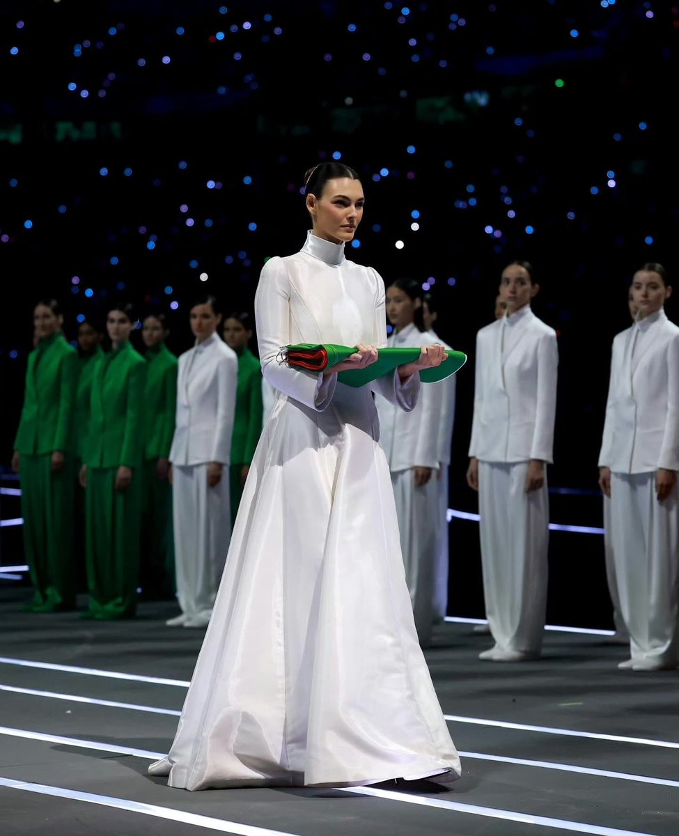 이번 2026 밀라노.코르티나담페초 동계올림픽 개막식에서 선보여진 이탈리아 삼색국기를 형상화한 조르지오 아르마니 정장 패션쇼 ㄷㄷㄷ

그리고 직접 국기까지 들고 나와서 게양도 함

파리 올림픽은 왜 이런 걸 못해갖고 ㅋㅋㅋㅋ