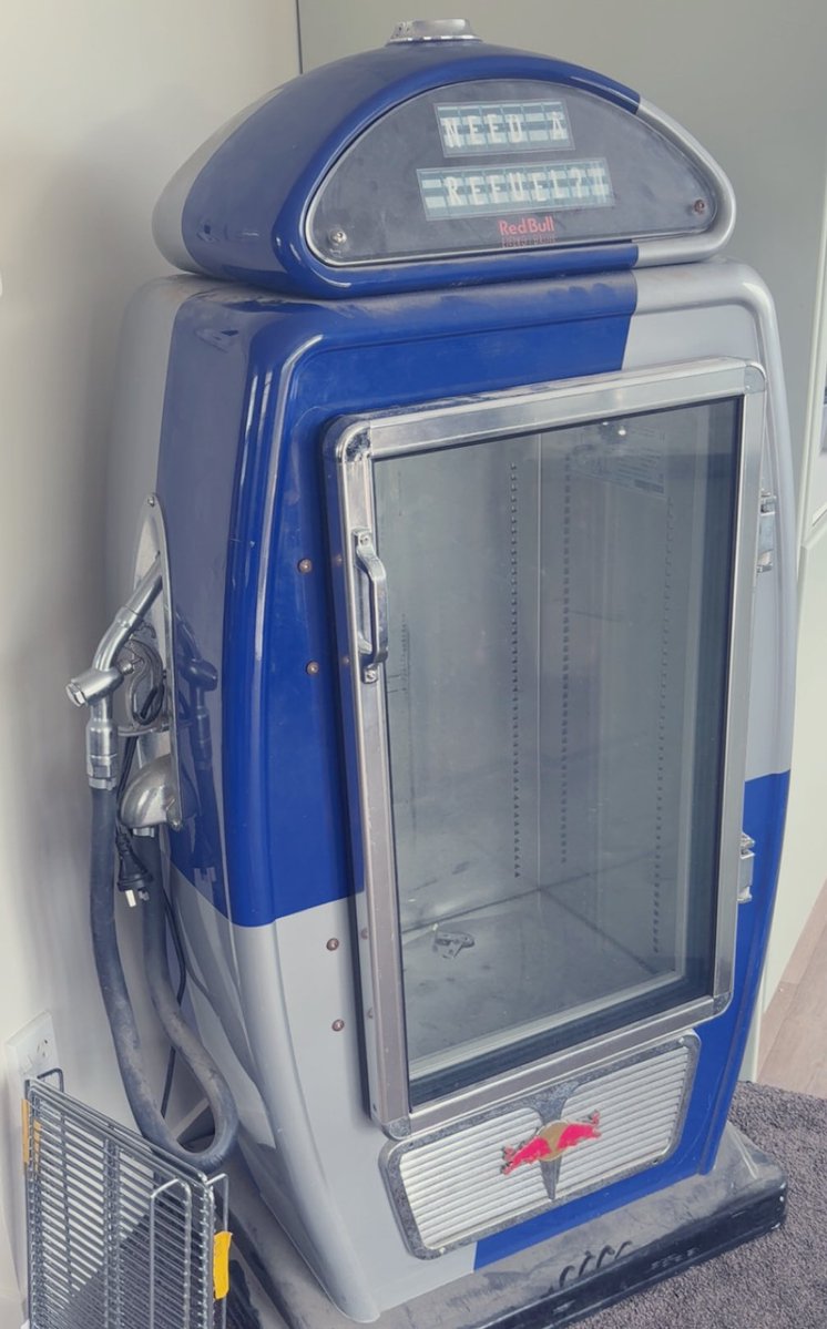 brattig0d's tweet image. “my sub bought me a Gucci bag”

okay?

mine just bought me a vintage RED BULL FRIDGE to tinker with 😭🥹