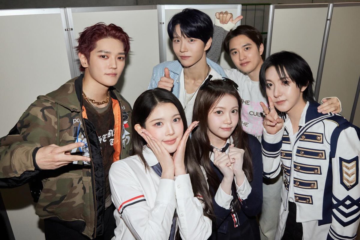 พี่คยองซูกับน้องอินจุนในเฟรมเดียวกันㅜㅡㅜแล้วพี่เค้าโอบไหล่น้องเหริน กรี๊ดดยัยเหรินเป็นเอ๋วที่โชคดีที่สุด