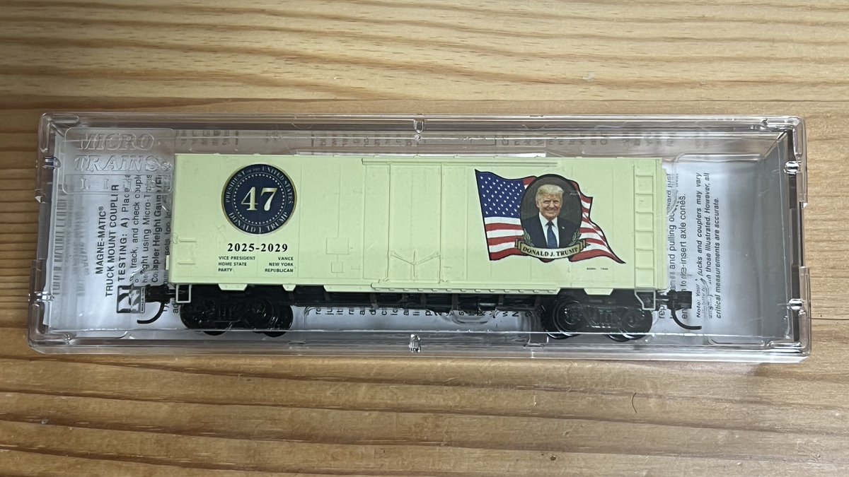 マイクロトレインズの40ftボックスカー、例のトランプ大統領の貨車です