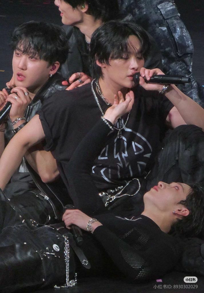 imkirauwu's tweet image. this image fucks me up every time I see it because first of all minho looks absolutely fucking devastatingly beautiful but also imagine having this privilege. imagine being able to just reach out and touch him like this.