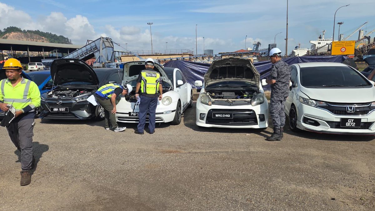 Cars designated to be shipped to Sarawak on Monday are now being inspected by Police and the Customs before stuffing at <a href="/SufiGroupBhd/">Sufi Group 🍉</a> VTC in #KuantanPort 

#AutomotiveHub #AutomotiveLogistics 
<a href="/myfaizhakim/">Hakimoto San 🍉</a>