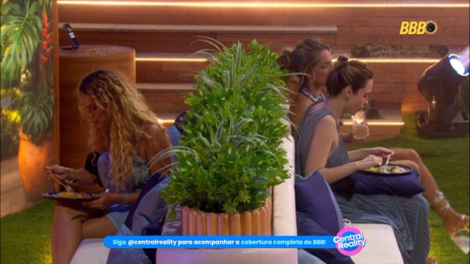 babylrxx's tweet image. a ana paula falando que a sarah amarelou e a sarah atrás ouvindo CALADA KKKKKKKKKKKKKKKKKK