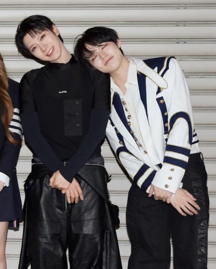 chenle leaning on ten is so cute 🥹🥹🥹