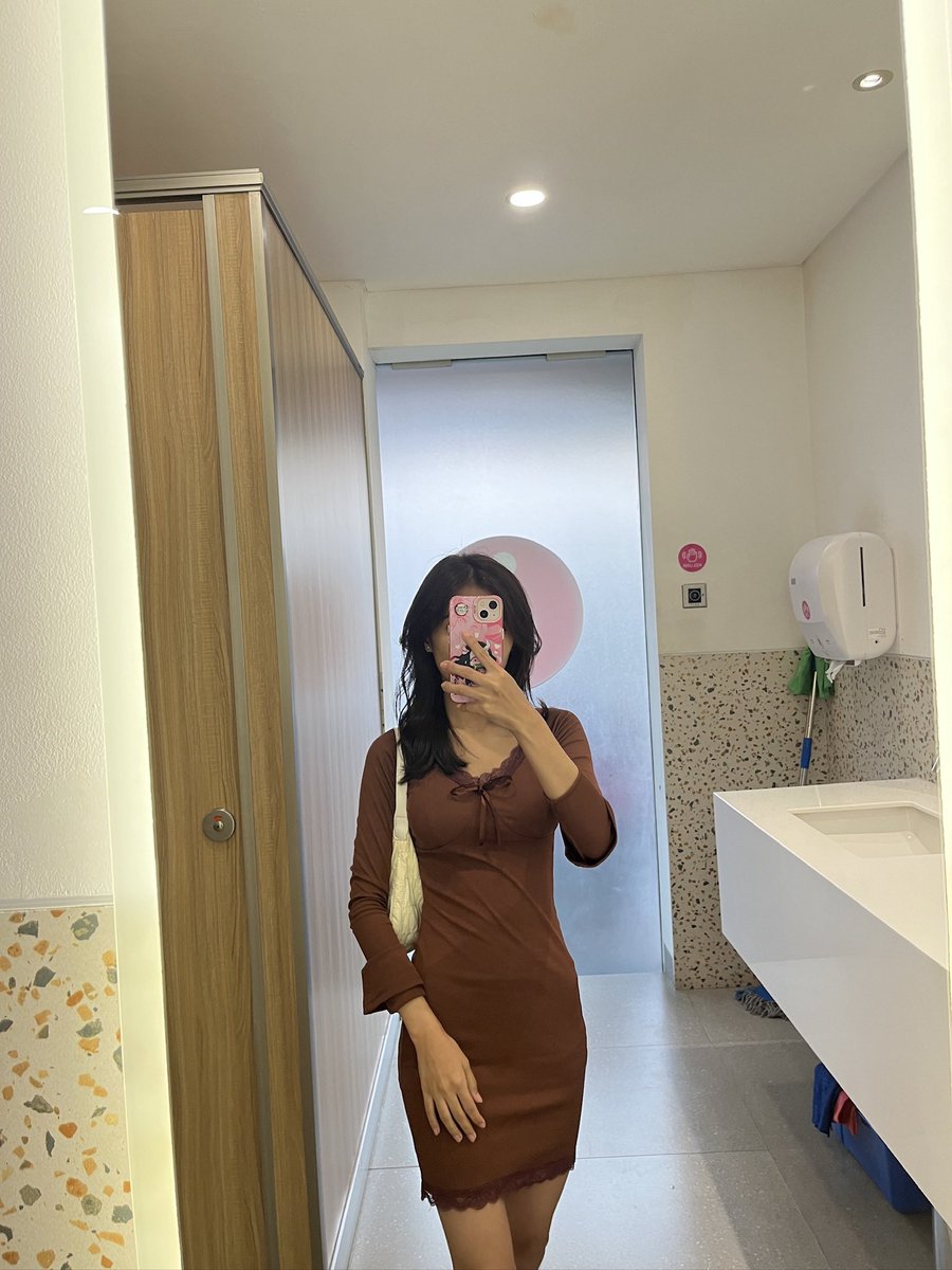 yondamampu's tweet image. Cewek yg size tetenya gede itu even pake pakaian tertutup jg ya bakal tetap keliatan sexy sedangkan yg tetenya kecil macem gue ini pake baju yg terbuka atau ngetat pun keliatan b aja 🥰