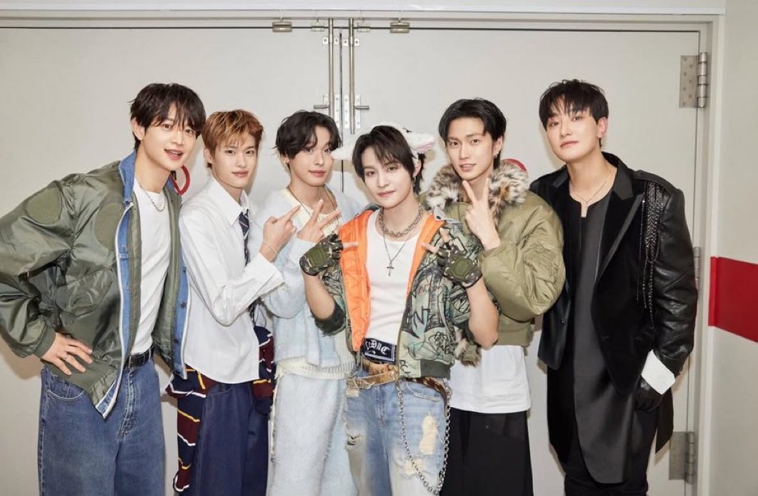 ไม่คิดจริงๆว่าเอสเอมจะจับ 03즈 มารวมเฟรมกัน ปกติเห็นแค่ตอนอยู่ด้วยกันสองคน ซึงฮันกับริคุ ริคุกับโซฮีงี้ แต่ครั้งนี้อยู่ด้วยกันครบสามคนเลย ซึงฮัน โซฮี ริคุ 🥹