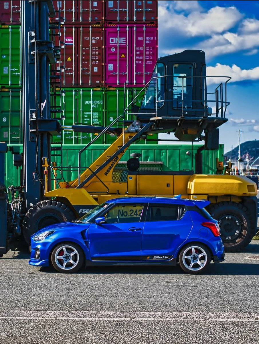 Aerio_Id's tweet photo. Ganteng sih tapi gak dijual di Indonesia, karena Indonesia lebih memilih e-vitara. 😂

Swift ini sebenernya punya historis yang bagus di Indonesia, gen 1 yang ala ala mini cooper itu modelnya timeless. Sampai saat ini masih keliatan oke kalo disandingkan dengan mobil keluaran terbaru.

Gen 2 yang pakai mesin K14B jg bagus modelnya, bahkan harga second nya masih cukup tinggi. Di negara tetangga seperti Malaysia, Singapore & Australia Swift ini tersedia. 

Kira kira apa yang membuat Swift discontinued di Indonesia? Sayang sekali yah mobil keren gini loh. 🙄