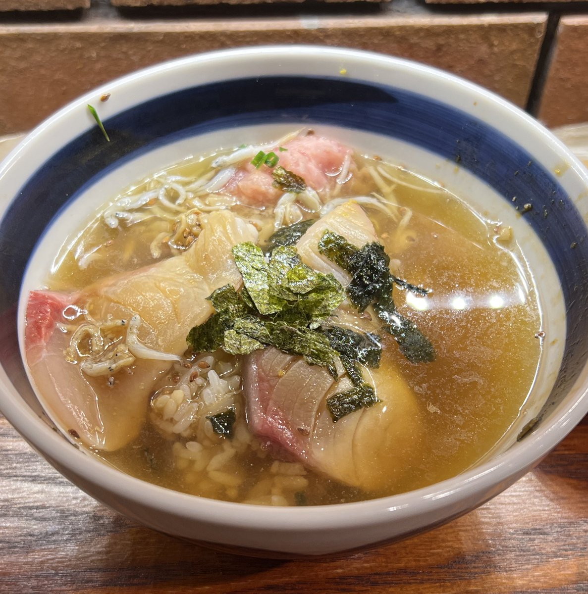 daba_niku's tweet photo. 交通会館地下にあった長崎アンテナショップの海鮮丼の店、並んでないからって理由だけで入ったんだけどめちゃくちゃ美味いな！？ https://t.co/d6Y1zeSqoc