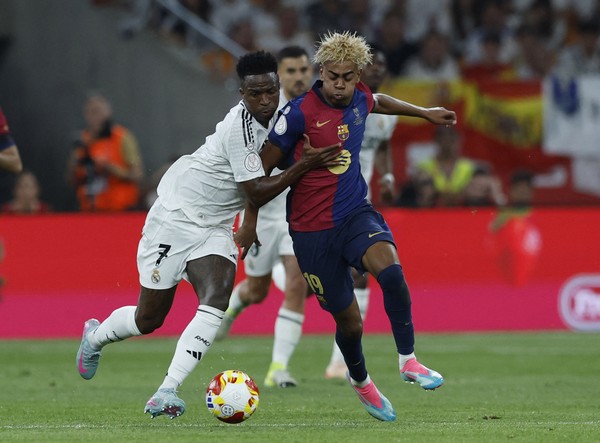 JADI FANS EDGY ALA SPANYOL

LaLiga jelas dikuasai Barcelona y Real Madrid. Tapi tentu saja akan ada rangorang yg memilih tampil beda, ogah menyokong dua raksasa itu.

Nah kalau kamu pgn edgy, sini mimin kasih tahu klub-klub yg bisa kamu dukung. Nomor 3 kesukaan kita semua 😈