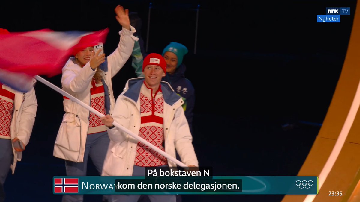 冬季オリンピック開会式。ノルウェー選手団のユニフォームが左。右の