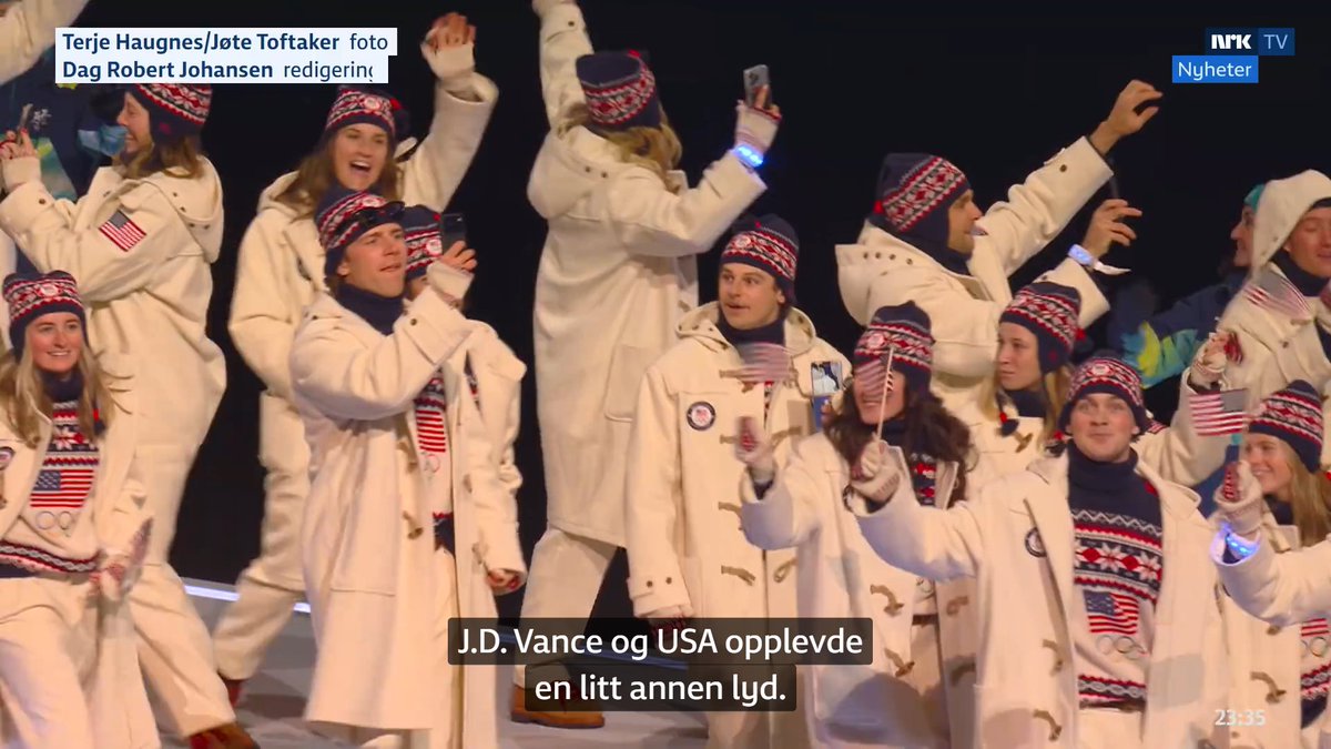 冬季オリンピック開会式。ノルウェー選手団のユニフォームが左。右の