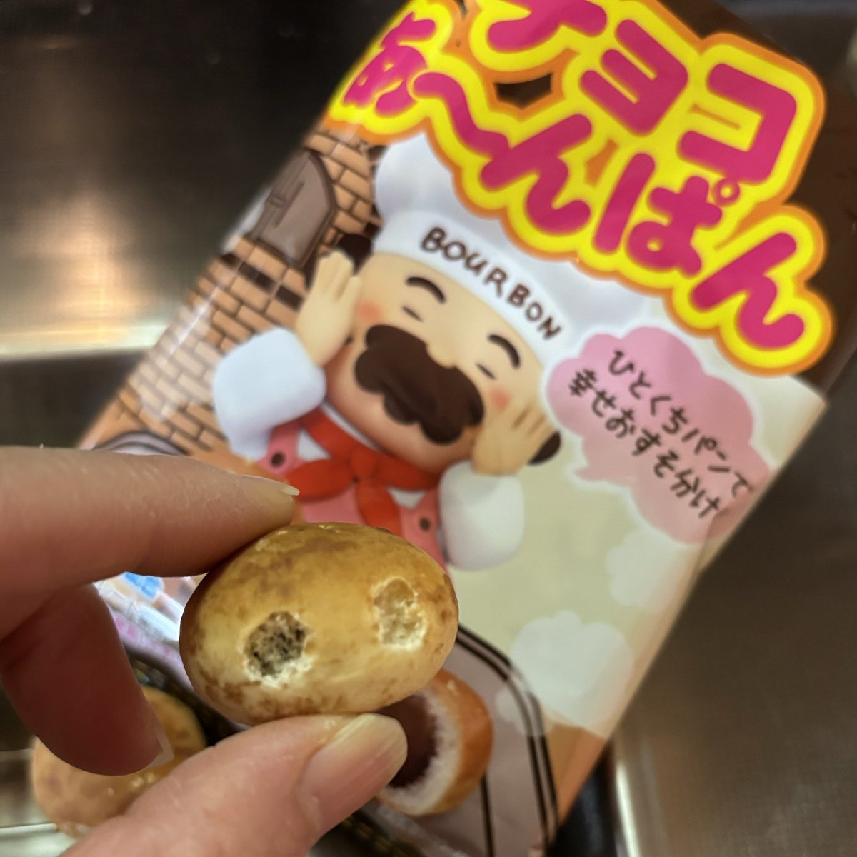 yorisoukurashi's tweet photo. ミニカップケーキを焼くじゃろ？
チョコあ〜んぱんと合体させるじゃろ？
耳をつけてチョココーティングしたらちっちぇえたぬきケーキが出来るんじゃよ🙌 https://t.co/LB9C0asdVi
