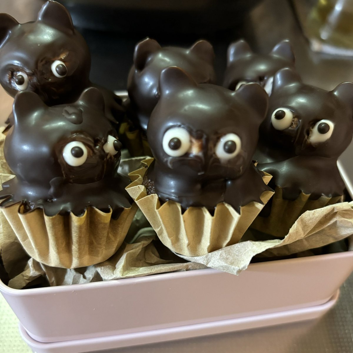 yorisoukurashi's tweet photo. ミニカップケーキを焼くじゃろ？
チョコあ〜んぱんと合体させるじゃろ？
耳をつけてチョココーティングしたらちっちぇえたぬきケーキが出来るんじゃよ🙌 https://t.co/LB9C0asdVi