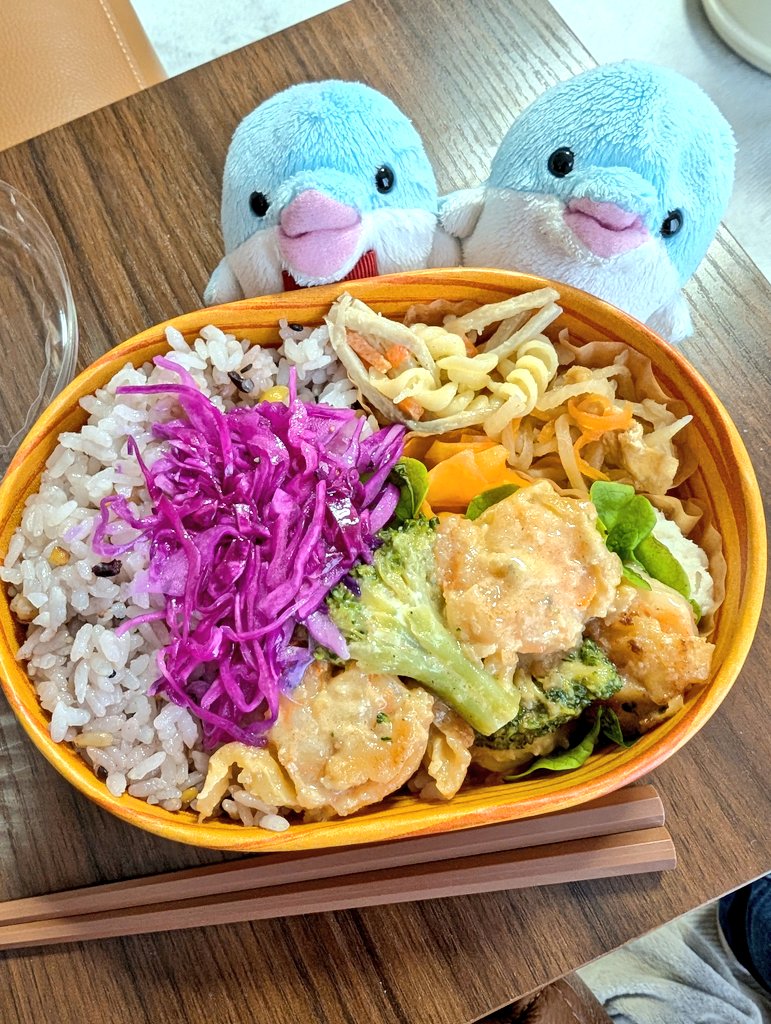 ブロッコリーとエビの炒め物のお弁当。美味しかった✨添えてる野菜が多め(人参しりしりとか)なので好き嫌いありそうかも(>_<)
