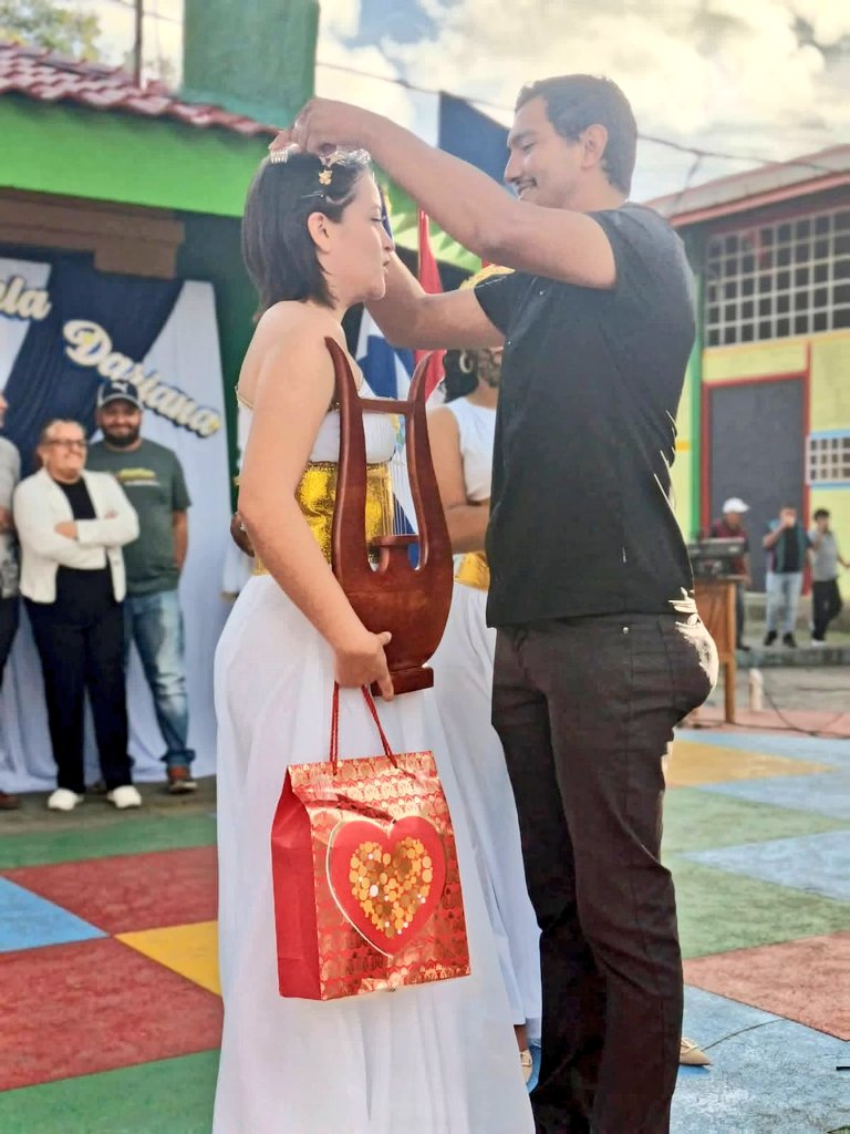 Nuestra estudiante de 11°
👑 Itzmara Jalexa Pérez Castro
se coronó ganadora en la Musa Dariana 2026, evento organizado por el Movimiento Cultural Leonel Rugama de Juventud Sandinista y la FES.
¡Talento, cultura y orgullo estudiantil! 🌹
INACS Jinotega
<a href="/DJinotega/">Ministerio de Educación Jinotega</a> 
<a href="/minednicaragua/">Ministerio de Educación Nicaragua</a>