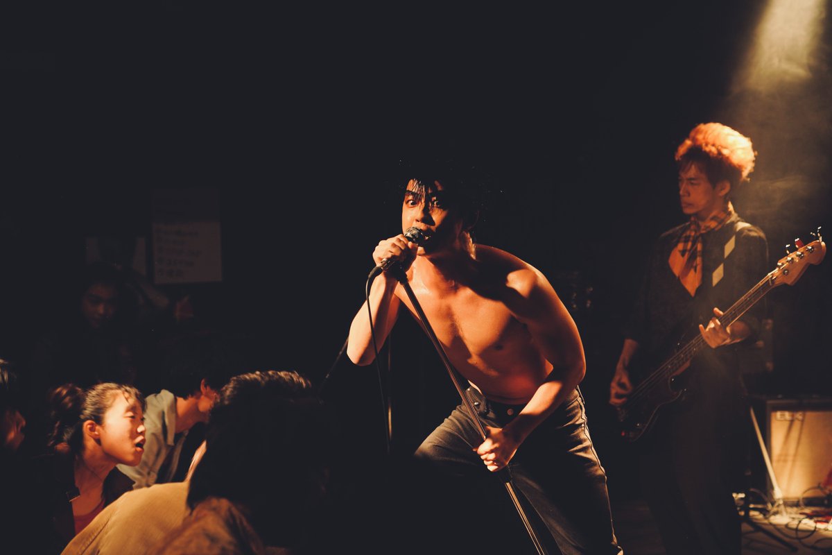 ╋🎸━
　✨𝙃𝘼𝙋𝙋𝙔 𝘽𝙄𝙍𝙏𝙃𝘿𝘼𝙔✨
　　　　　　　　　━━🎸╋

今日は本作で「解剖室」のボーカル”未知ヲ”を演じる #仲野太賀 さんの誕生日🎂
おめでとうございます🎉

激烈なサウンドと過激なパフォーマンスでオーディエンスを熱狂させた”未知ヲ”🕺