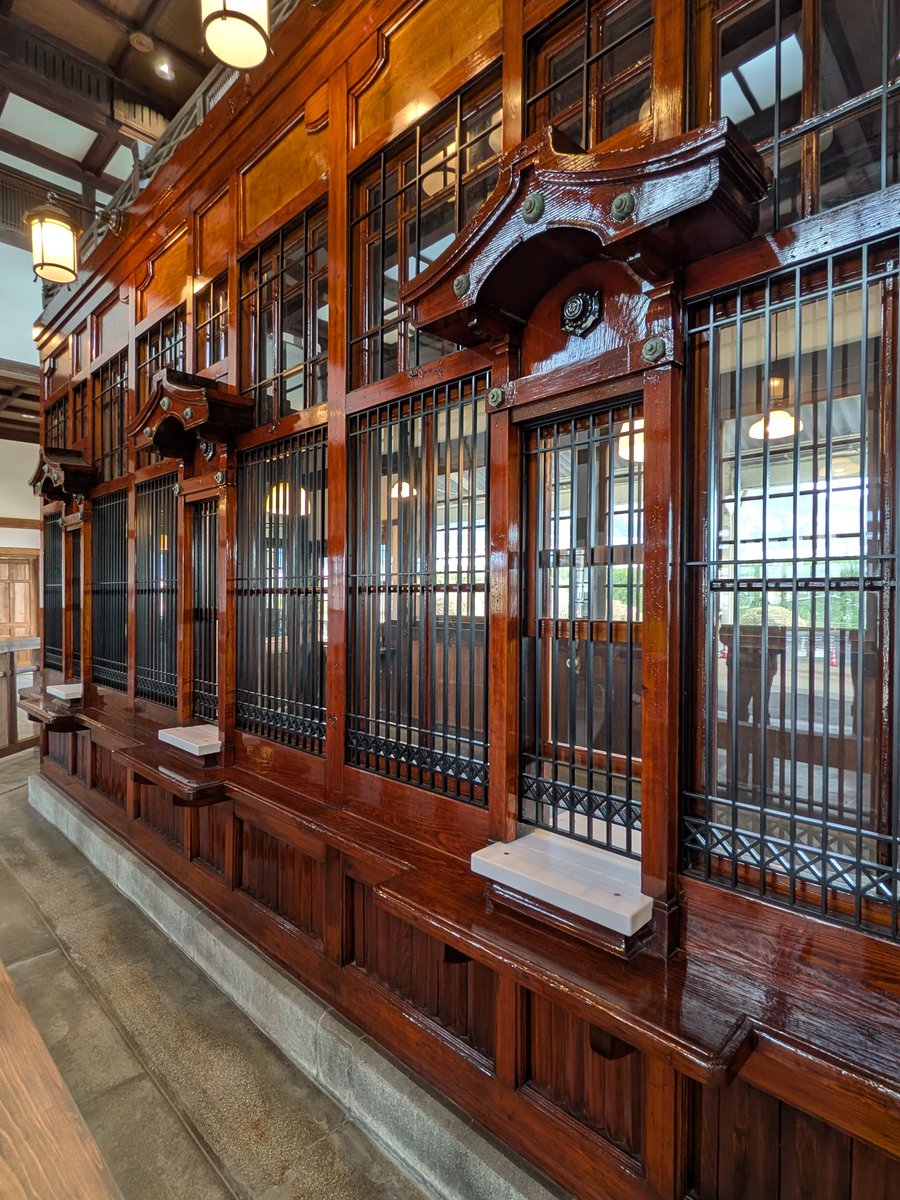 この重厚かつ華麗な出札口を見に、島根県に来てください。