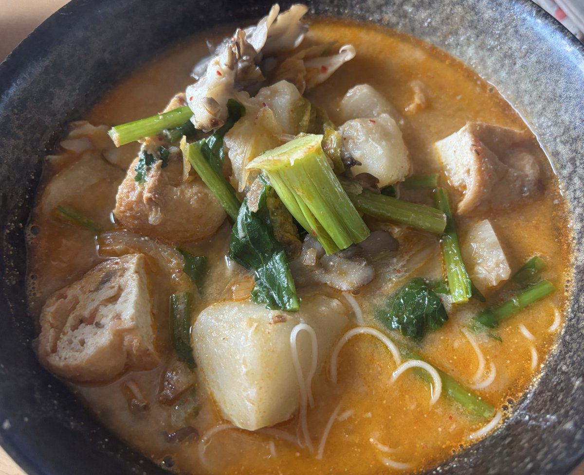 予想以上に美味しくできた豆乳キムチにゅうめん🍜
具材は先にごま油で炒めて、そのままお湯入れてヴィーガンウェイパー、ねり胡麻、ダイショーの味噌キムチ鍋の素を入れてグツグツ。
豆乳入れて沸騰しないように気をつけて、麺豆乳！
ノンベジ夫が美味し過ぎて感動してた🍜
カブは捨てる部位ない❣️