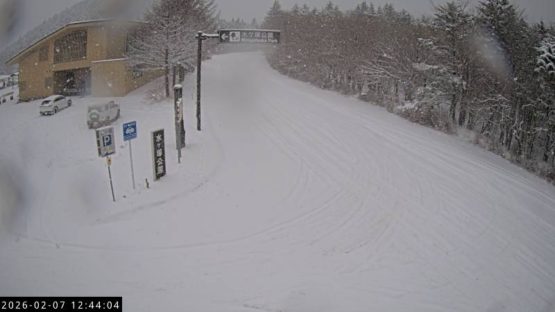 2525snowmen's tweet photo. 南国静岡、少し走らせた山はすでに雪国に
裾野市水ヶ塚公園ライブカメラより https://t.co/KDIyzYNliD